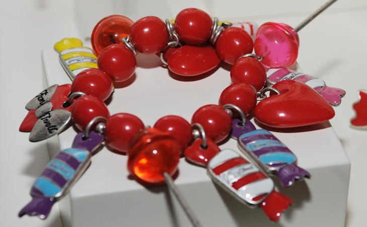 S�TT ARMB�ND: Godteri gikk igjen i flere av designene. Foto: Beate Tezca/STELLA PICTURES