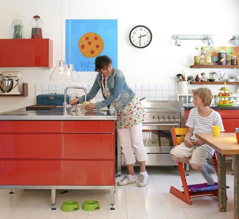 R�DT OG R�FT: Kari Nys�ther og s�nnen Mikkel p� kj�kkenet. Innredningen er fra Multiform, den tikkende veggklokken er fra en gammel togstasjon. Foto: Espen Gr�nli