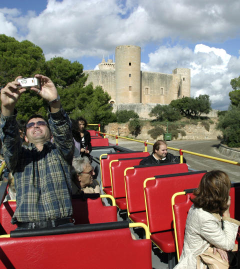 MALLORCA: Fra Bellver-borgen har du den beste utsikten over Palma by. Foto: GEIR B�LSTAD