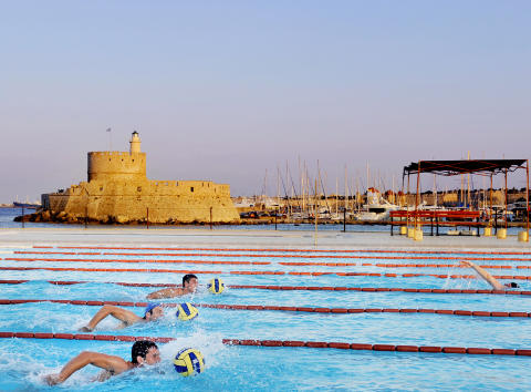 RHODOS: Byen har v�rt bebodd i over 2400 �r, Mandraki-havna er ogs� en kjent cruisehavn.  Foto: JOHN TERJE PEDERSEN