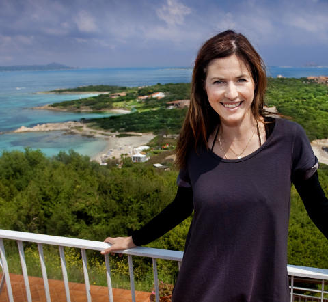 SARDINIA: Norske Eirinn Skrede viser fram knallturkise Costa Smeralda. Foto: JOHN TERJE PEDERSEN