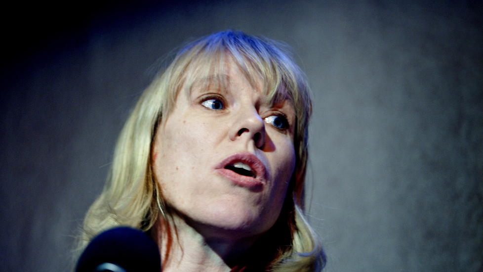 VIL BEGRAVE ST�TTEN: Leder av Aps kvinnenettverk er glad for Sps forslag til kontantst�tte, og h�per H�yre kan v�re med p� l�sningen for � begrave den omstridte ordningen helt. Her holder Anniken Huitfeldt tale under utdelingen av bokhandlerprisen i vinter.
Foto: Lars Eivind Bones / Dagbladet