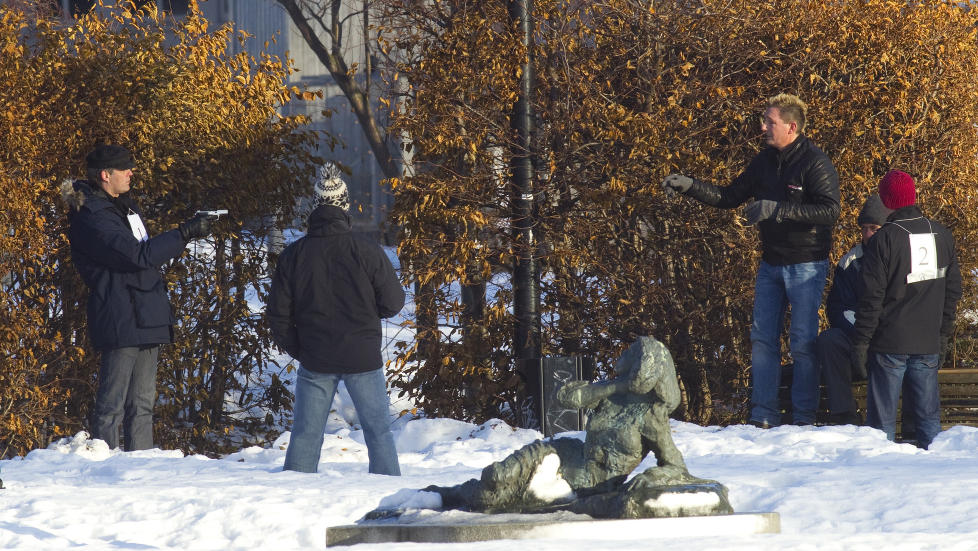 BLE SKUTT: Knut (47) ble skutt i Badeparken. Her fra rekonstruksjonen, Her er han st�ende p� benken. Foto:Torbj�rn Berg / Dagbladet