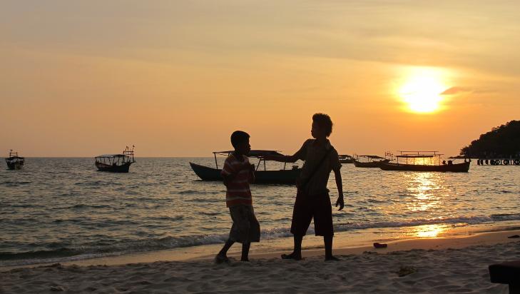 SOLNEDGANG: Barna leker mens sola er i ferd med å forsvinne i havet på stranda i Sihanoukville. Foto: SIRIL K. HERSETH SOLNEDGANG: Barna leker mens sola er i ferd med å forsvinne i havet på stranda i Sihanoukville. Foto: SIRIL K. HERSETH