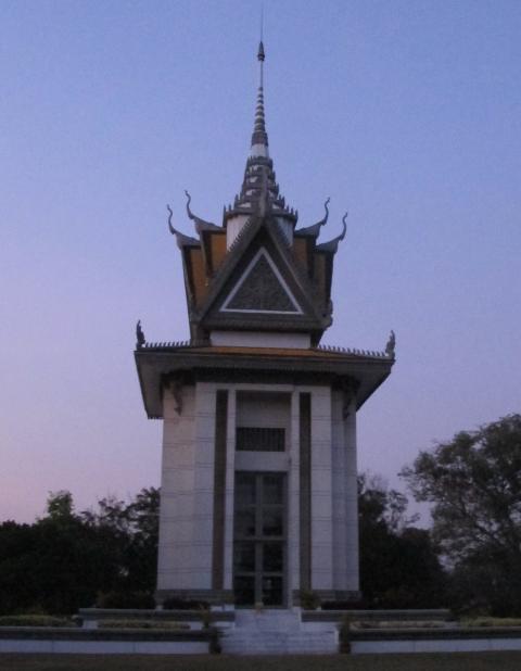 MAKABERT: Hodeskaller fra Pol Pot-regimets ofre ligger oppå hverandre inni dette monumentet som er reist på Choeung Ek, en av de såkalte dødsmarkene utenfor Phnom Penh hvor massegravene ligger tett. Foto: SIRIL K. HERSETH MAKABERT: Hodeskaller fra Pol Pot-regimets ofre ligger oppå hverandre inni dette monumentet som er reist på Choeung Ek, en av de såkalte dødsmarkene utenfor Phnom Penh hvor massegravene ligger tett. Foto: SIRIL K. HERSETH
