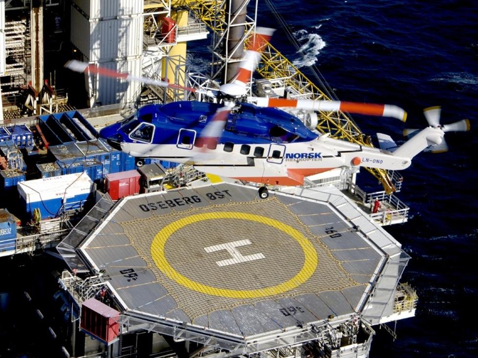 RISTER OG LARMER: Sikorsky S-92 er n� det vanligste helikopteret i passasjertrafikken ut i Nordsj�en. Det er �nsket av oljeselskapene fordi kabinen er s� romslig. Helikopteret, som har plass til 19 oljearbeidere, st�yer og vibrerer s� mye i cockpit at mange piloter blir syke. Her er et S-92 fra tidligere Norsk Helikopter, n� Bristow Norway, i ferd med � lande p� Oseberg-plattformen. Foto: Privat