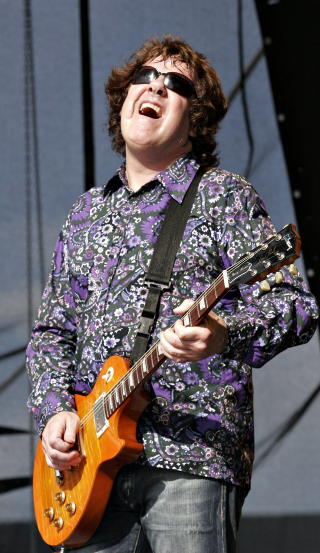 BES�KTE NORGE I 2006:  Den irske supergitaristen Gary Moore foran 6000 mennesker p� brygga i Notodden. Foto: Bj�rn-Owe Holmberg/Dagbladet