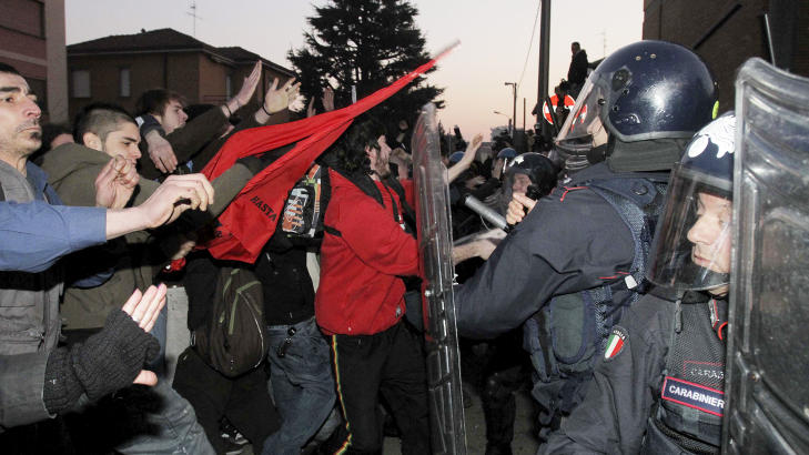 LEI AV SKANDALER: I g�r barket anti-Berlusconi-demonstranter sammen med oppr�rspolitiet utenfor statsministerens bolig i Milano. Mange italienere er flaue over skammen de mener han bringer over landet, og krever hans snarlige avgang. Foto: MARCELLO SATTI/AP/SCANPIX