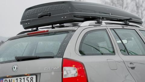 NORSK KLASSIKER: Mange norske biler har en Skiguard-boks på taket vinteren igjennom. Modellen 825 Touring har tunneler for lastestativbjelkene, og det bidrar til at boksen ligger lavt på taket. FOTO: Haakon Førde NORSK KLASSIKER: Mange norske biler har en Skiguard-boks på taket vinteren igjennom. Modellen 825 Touring har tunneler for lastestativbjelkene, og det bidrar til at boksen ligger lavt på taket. FOTO: Haakon Førde