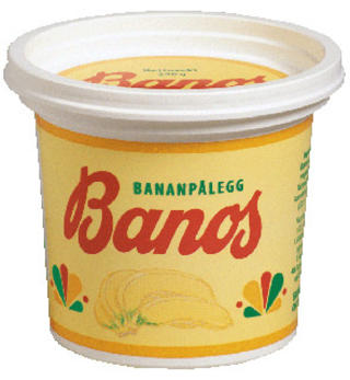 KLASSIKER: Det norske bananpålegget «Banos» består av en tredel banan. Produksjonen er så liten at bananene skrelles manuelt. Foto: Stabburet KLASSIKER: Det norske bananpålegget «Banos» består av en tredel banan. Produksjonen er så liten at bananene skrelles manuelt. Foto: Stabburet