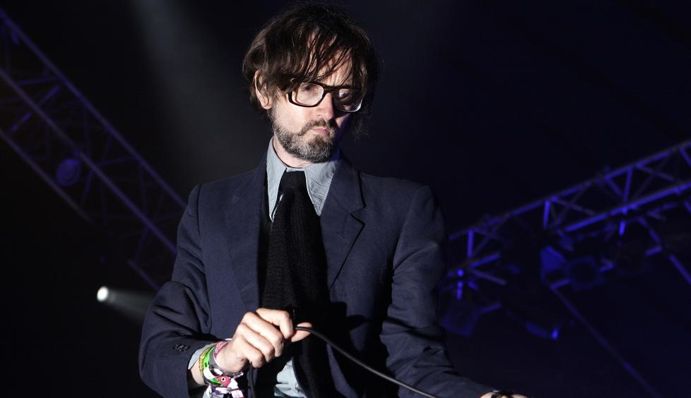 BRILLEFIN: Jarvis Cocker brukte tjukke hornbriller f�r hipsterne stjal stilen hans. Til sommeren skal han spille med bandet sitt Pulp p� �yafestivalen. Foto: SCANPIX