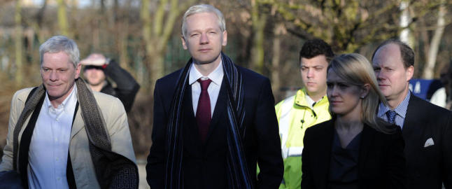 - Jeg fikk se tekstmeldinger som handlet om p� hevn og � tjene penger p� saken