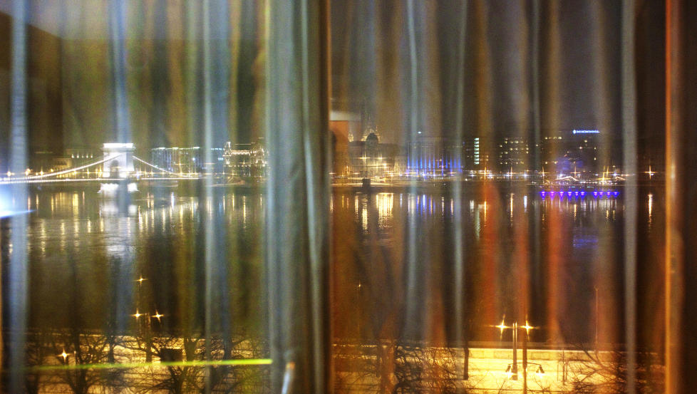 LANCHID 19: Gjennom de tynne gardinene blir utsikten som et ekstra rom: Donau, bruene og hele Pest. Foto: NINA HANSEN