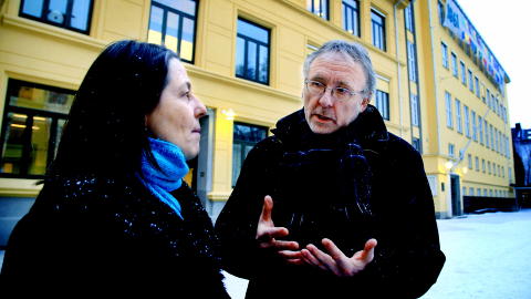 DYSTERT: - Dagbladets saker har v�rt dyster lesning. Hvis ikke regjeringen rydder opp n�, vil de v�re medansvarlig for sosial dumping, sier Folkestad fra Unio, som blant annet organiserer sykepleiere og l�rere. Her sammen med l�rer Arna Bj�rnsdottir fra M�llergata skole. Foto: JACQUES HVISTENDAHL/DAGBLADET