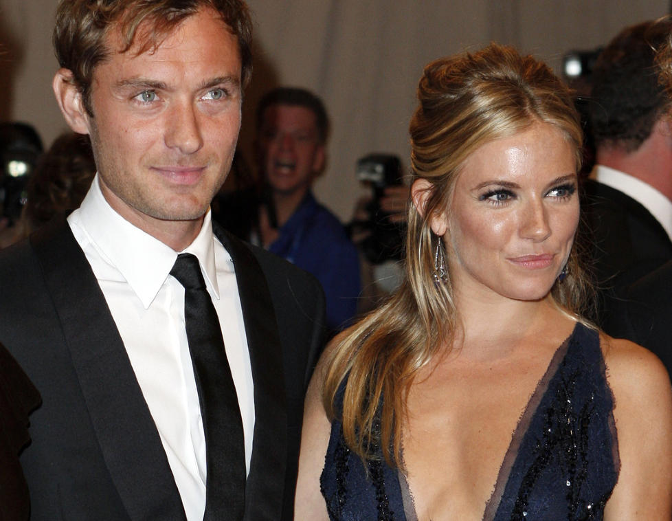 ANDRE GANG: Jude Law (37) og Sienna Miller (28) har gjort det slutt for andre gang, etter � f�rst ha endt forholdet for f�rste gang i 2006. Foto: Reuters / Scanpix