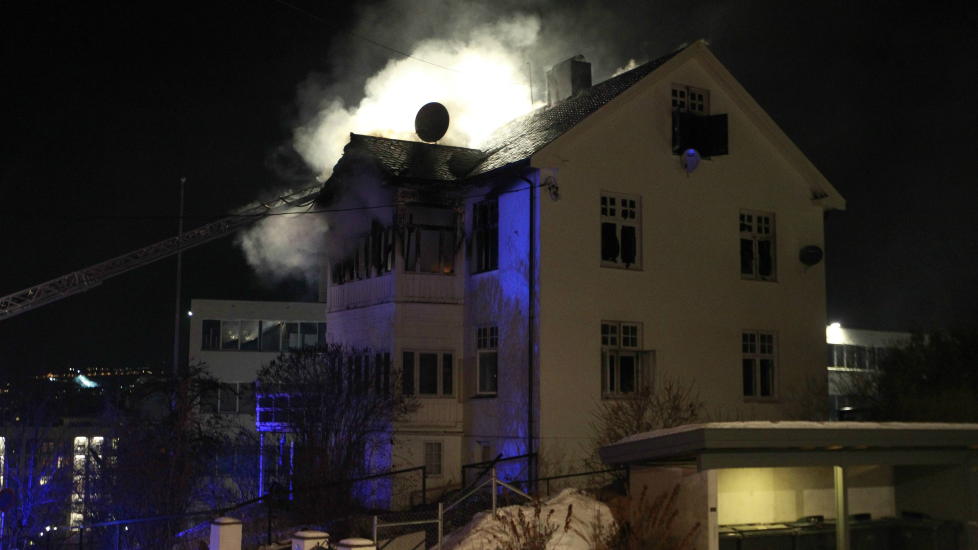 KVINNE SKADD:  En kvinne er alvorlig skadd etter at det br�t ut brann i et trehus i Hasleveien i Oslo i natt. 
Foto: Erlend Aas / Scanpix