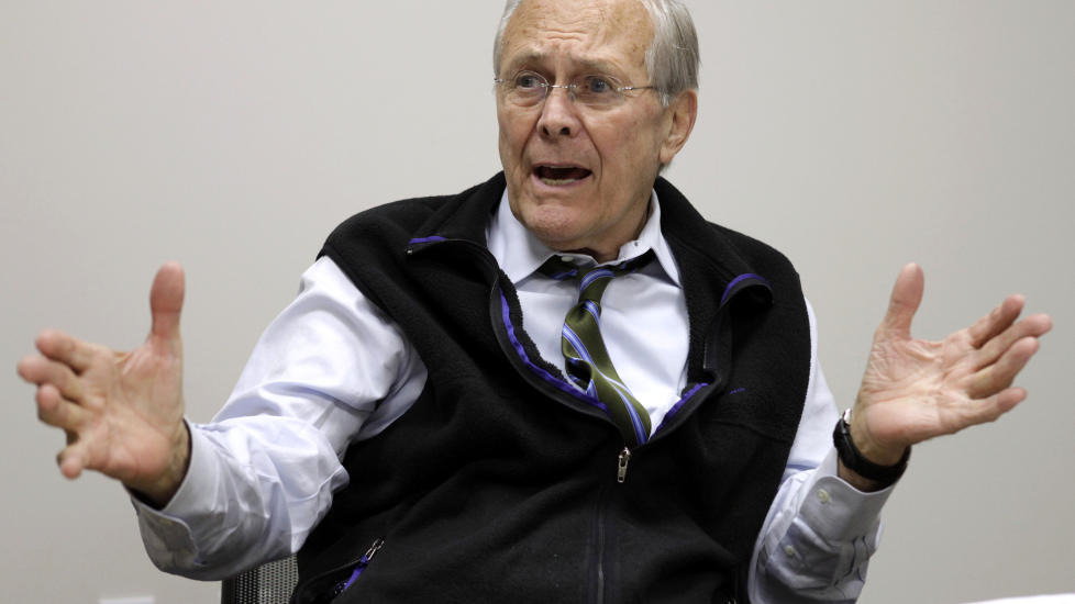 SL�R TILBAKE: Amerikansk milit�rpersonell p� Guantanamo har f�tt ufortjent kritikk og �fortjener mye ros� for sin innsats, mener Donald H. Rumsfeld. Foto: AP/Jacquelyn Martin/Scanpix