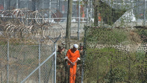 R�FF BEHANDLING: Fangeleiren p� Guantanamo �pnet i 2002, og terrormistenkte personer er holdt fanget der i en �rrekke uten dom. Foto: AP/Andres Leighton/Scanpix