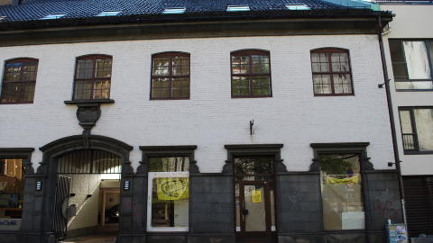 TIL SALGS: SOS Rasisme har lagt ut sine lokaler i Kong Oscarsgate 25 i Bergen for salg. Foto: Leif Stang / Dagbladet