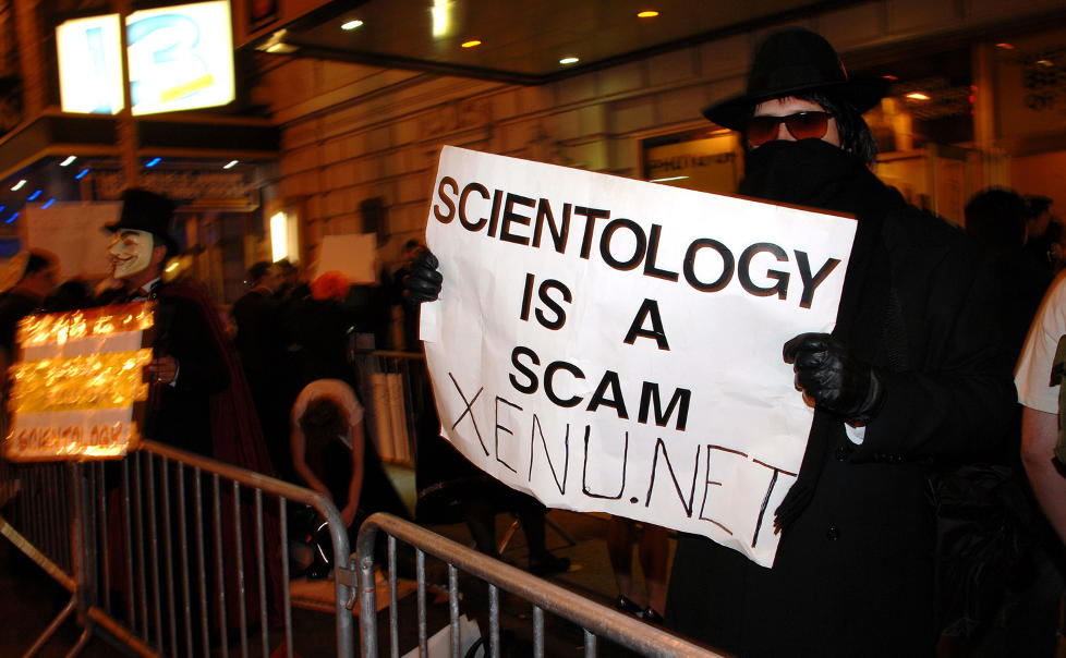 BITTER STRID: En antiscientologiaktivist viser tydelig hva han mener under en markering i New York: �Scientologi er svindel.� Xenu.net er en profilert nettside dedikert til kampen mot bevegelsen, drevet av nordmannen Andreas Heldal-Lund. Foto: PETER KRAMER/AP/SCANPIX