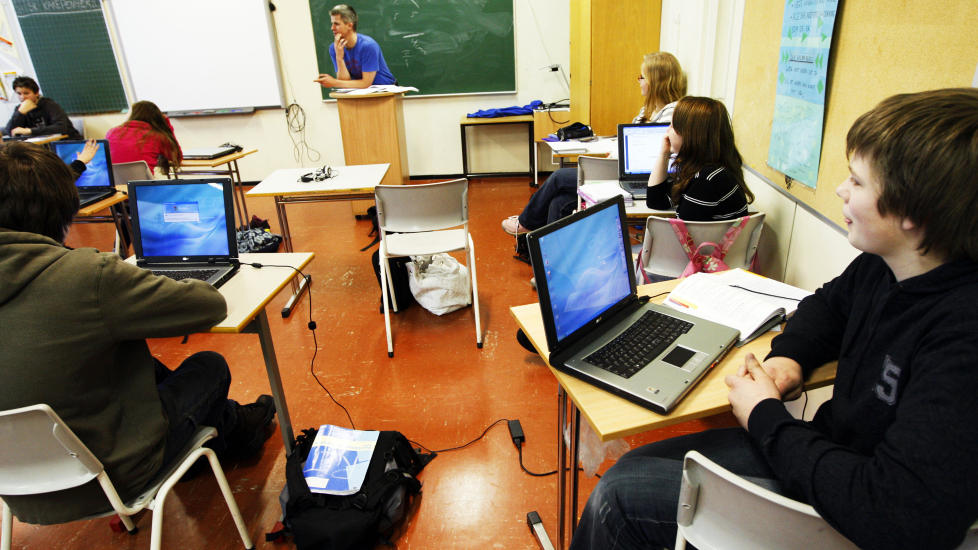 TRENGER VEILEDNING: Over halvparten av elevene oppga at de ville starte p� Wikipedia hvis de skulle skrive en oppgave om klimaendringer, i kronikkforfatternes unders�kelse. Derfor m� l�rerne hjelpe med fortolkning, vurdering og bearbeiding, mener de.

Illustrasjonsfoto: Scanpix