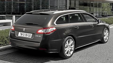 SW: Stasjonsvognen ser sprek ut med sin lave taklinje og h�ye skulderlinje. Bagasjerommet tar 560 liter. FOTO: Peugeot