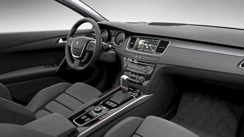 EN KLASSE OPP: Materialkvaliteten er god og man f�r et veldig helst�pt inntrykk. Det er mange knapper rundt f�reren,  men alt virker logisk plassert. FOTO: Peugeot