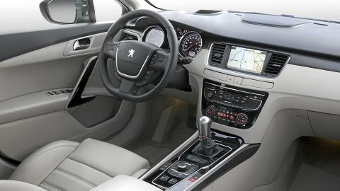 RIMELIG UTSTYR: 508 er mer luksuspreget enn 407 og kan friste med forholdsvis hyggelige priser p� ekstrautstyr. FOTO: Peugeot