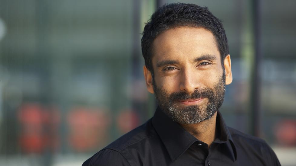 - NORSKE KJENDISER ER LATE:  Daglig leder i blogg.no, Rafiq Charania, mener kvaliteten p� bloggene til de norske kjendisene er for d�rlig. Foto: Dag A. Ivars�y