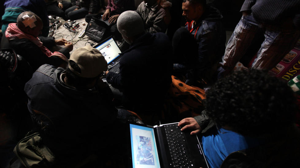 ANTI-MUBARAK: Bloggere p� Tahrir-plassen i Kairo ig�r, samme kveld som president Hosni Mubarak holdt en TV-tale som ble en stor skuffelse. Foto: AFP PHOTO/PATRICK BAZ