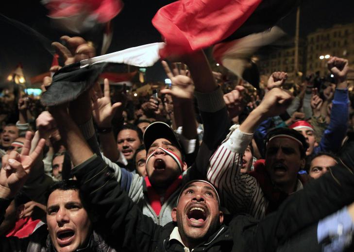F�R TALEN: F�r Mubaraks tale, var det stor stemning p� Tahrir-plassen. Demonstrantene trodde Mubarak kom til � meddele at hun skulleskulle g� av. Foto: Goran Tomasevic/Reuters/Scanpix