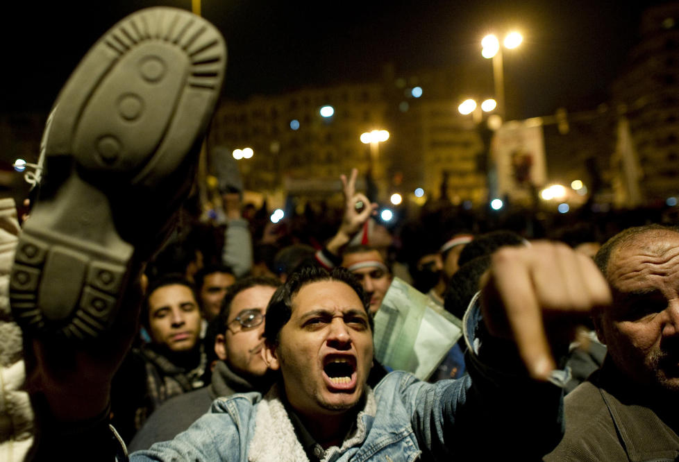 ETTER TALEN: Demonstrantene p� Tahrirplassen trodde Mubarak skulle g� av, da de skj�nte at det ikke ville skje br�t det ut sinne blant det som er flere hundre tusen demonstranter p� frigj�ringsplassen ikveld. Foto: Pedro Ugarte/AFP/Scanpix