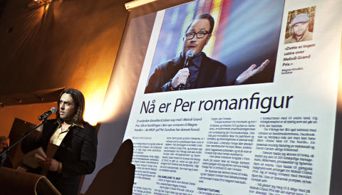 ROMANFIGUR:  Redakt�r Christian Kjelstrup leser fra boka, der en rekke MGP-folk dukker opp i forkledning - men ikke Per Sundnes.