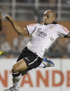 Roberto Carlos trues av fans på gata