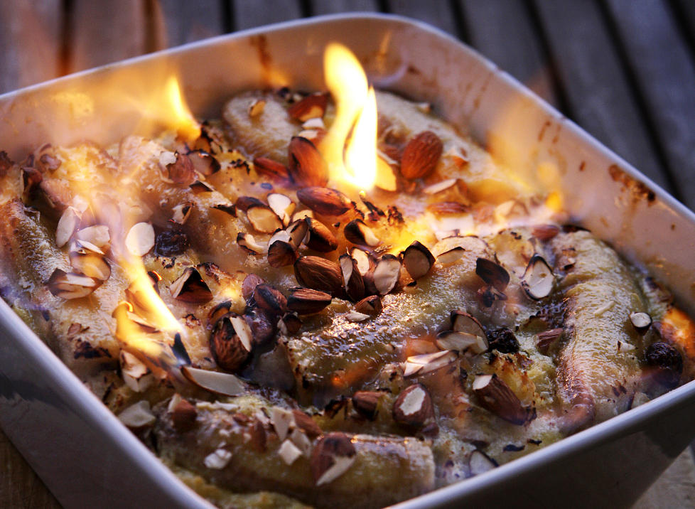 I fyr og flamme: Restene p� kj�kkenbenken blir gjenf�dt med varme, ild og oppfinnsomhet. T�rt br�d og brune bananer blir br�dpudding med rom og rosiner. Foto: Mette Randem.