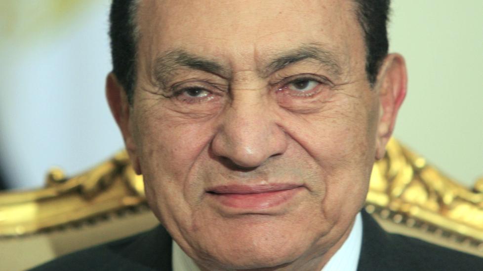 GA ETTER: Senest torsdag gjorde Hosni Mubarak det klart at han ikke hadde noen intensjon om � g� av som landets president. I dag gjorde han det. Foto: AP Photo/Amr Nabil