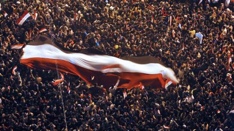 GIKK BERSERK: Demokratiforkjemperne som i 18 dager har holdt stand p� Tahrir-plassen satte i gang en umiddelbar feiring av dimensjoner da Mubaraks beslutning ble kjent.Foto: EPA/KHALED ELFIQI