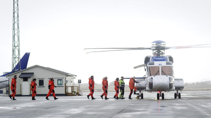 FLYR OLJEARBEIDERE PÅ JOBB: Et S-92 på Sola er snart rede til å fly arbeidere ut i Nordsjøen.
Foto: Tommy Ellingsen FLYR OLJEARBEIDERE PÅ JOBB: Et S-92 på Sola er snart rede til å fly arbeidere ut i Nordsjøen.
Foto: Tommy Ellingsen