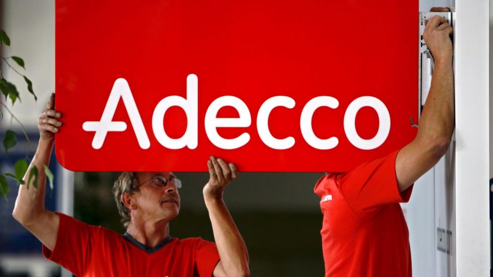  VERDENS ST�RSTE:  Mont�rer i Lausanne i Sveits skrur ned et Adecco-skilt i hjemlandet til verdens st�rset bemanningskonsern. N� forsvinner Adecco-skiltene fra tre av selskapets fem sykehjem i Norge. ILLUSTRASJONSFOTO: LAURENT GILLIERON, EPA/SCANPIX.