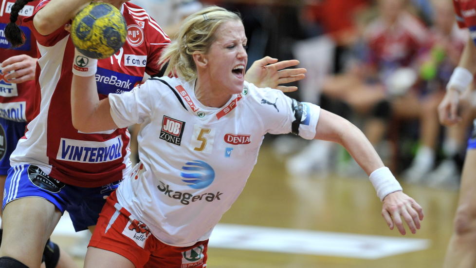 SCORET NI: Heidi L�ke ble toppscorer for Larvik mot Storhamar i kveld. Her fra kamp mot By�sen i januar. Foto: Ned Alley, Scanpix
