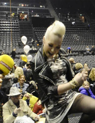 Se Blacksheeps-Agnete danse �Haba Haba�-dansen