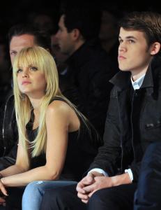 Her sitter Magnus Carlsen på første rad med Mena Suvari