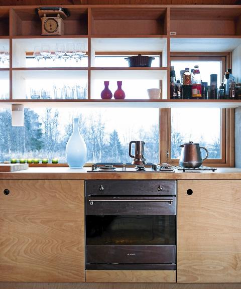 KULTKJ�KKEN: Det arkitekttegnete kj�kkenet er laget slik at det �pner seg mot naturen. Foto: Espen Gr�nli