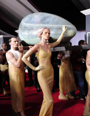 Ble b�ret inn til Grammy-utdelingen i et egg
