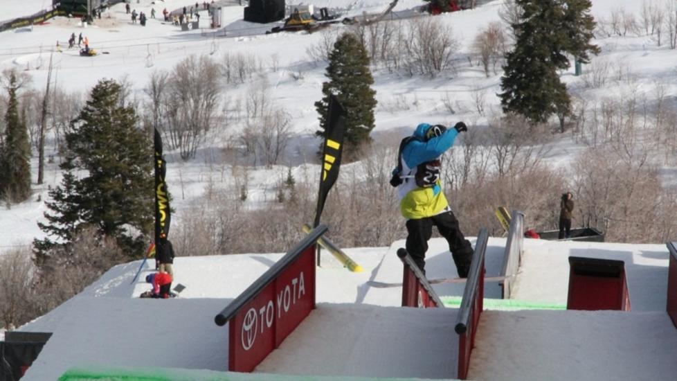 SAMMENLAGTVINNER: Torstein Horgmos tredjeplass i slopestyle var nok til � sikre seier i Dew Cup sammenlagt.Foto: Thomas Harstad/Snowboardforbundet