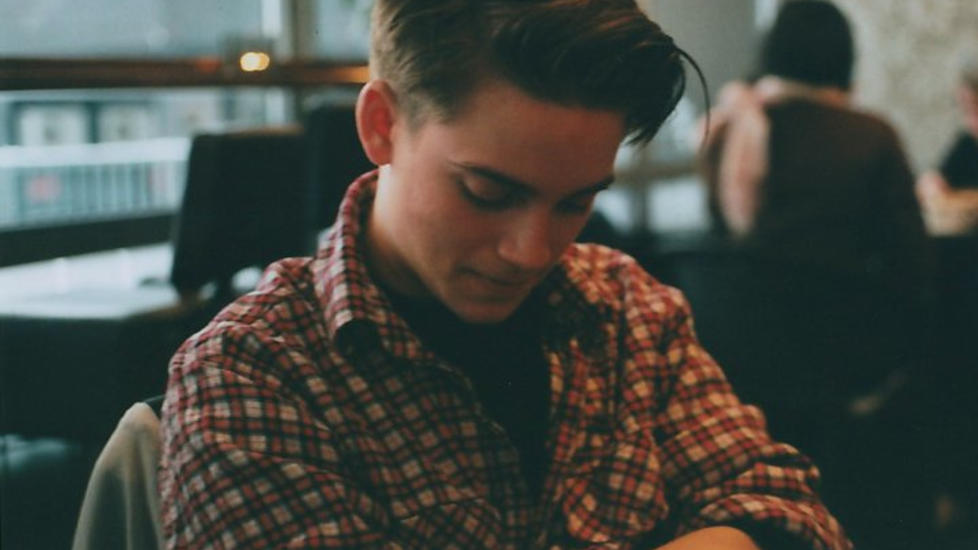 IKKE NOE UTENOMSNAKK: Januarpoet H�kon Ross g�r rett p� sak. Og har ikke noe imot litt politisk ukorrekthet. Foto: Privat