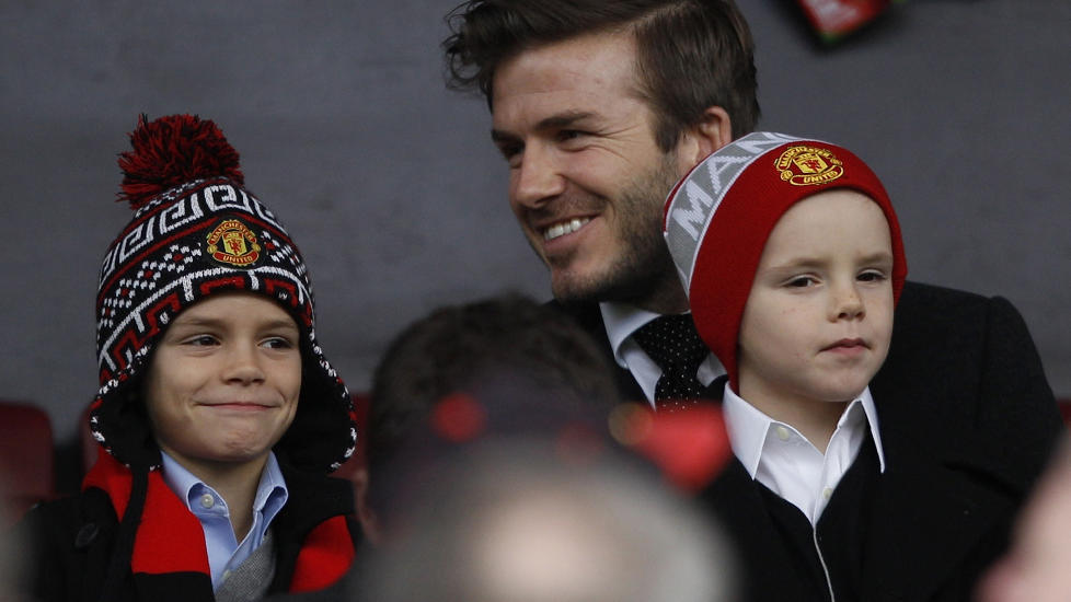 TAPTE I RETTEN: David Beckham gikk til sak mot sladremagasinet In Touch etter skriverier om at han hadde v�rt utro mot kona Victoria med en prostituert, men fikk ikke medhold. Her er han p� Old Trafford til byderbyet l�rdag, sammen med s�nnene sine. Foto: REUTERS/Darren Staples