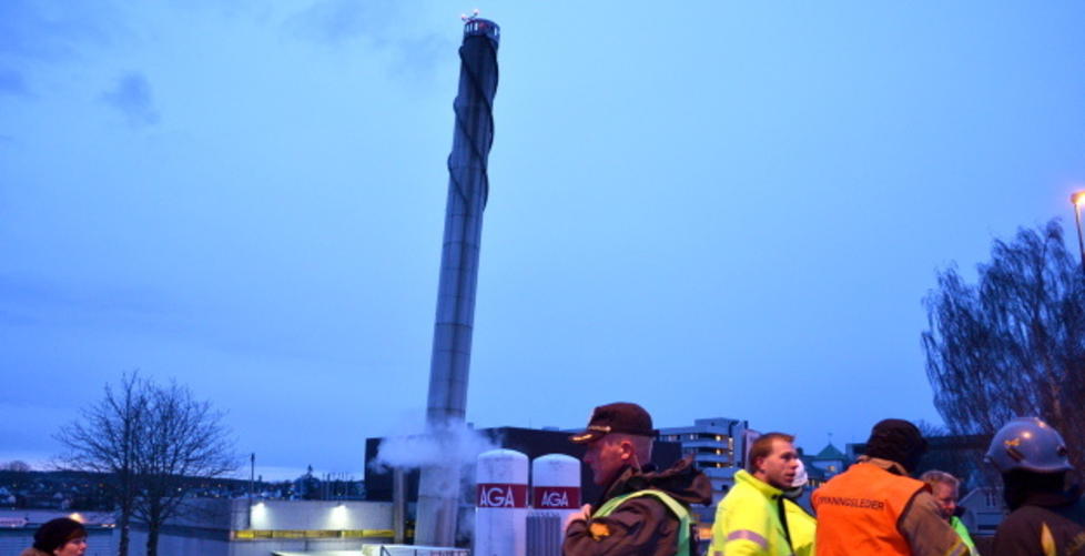 KNAKER:Den 30 meter h�ye forbrenningspipa ved Stavanger Universitetssykehus har i l�pet av natta blitt skeiv som f�lge av sterk vind. I morgentimene har det dessuten kommet knakelyder fra pipa. Foto: Marita S�rb� / Stavanger Universitetssykehus