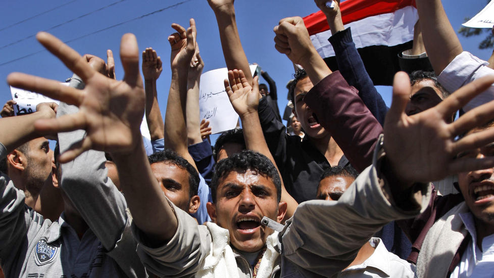 TUSENVIS I GATENE: Tusenvis av b�de motstandere og st�ttespillere av Jemens president Ali Abdullah Saleh har tatt til gatene, og det fryktes sammenst�t. Foto: AP Photo/Hani Mohammed/Scanpix