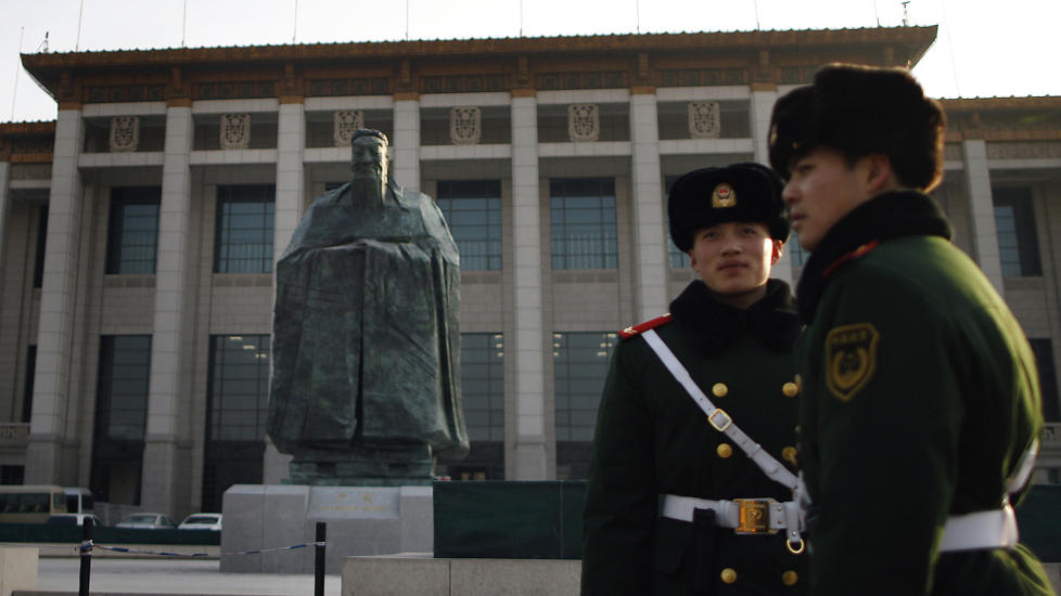 BEIJING: Statuen av Konfutse er plassert foran Nasjonalmuseet �st p� Den himmelske freds plass. (AP Photo/Andy Wong)